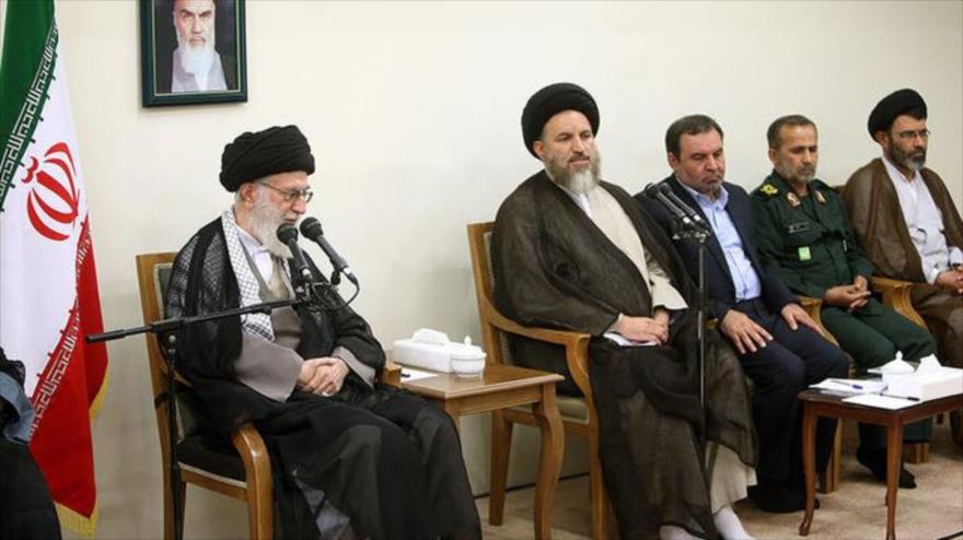 El Líder de la Revolución Islámica de Irán, el ayatolá Seyed Ali Jamenei, ofrece un discurso en el Congreso de Mártires de las provincias de Kohkiluye y Buyer Ahmad (suroeste) y Jorasán del Norte (noreste), 26 de septiembre de 2016.