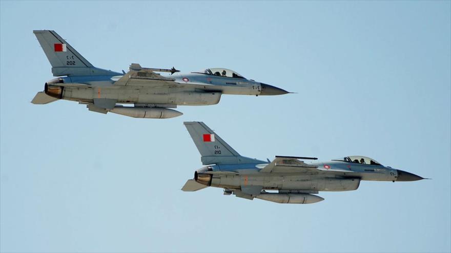 Dos cazabombarderos F-16 Fighting Falcon de la Fuerza Aérea de Baréin, de producción estadounidense.
