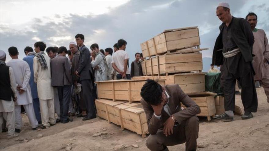 Afganos acuden al funeral de sus seres queridos víctimas del sangriento atentado suicida en julio de 2016 en Kabul, capital de Afganistán, que saldó con 80 muertos.