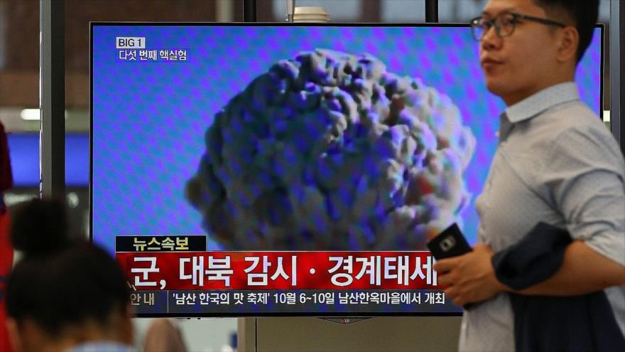 Un hombre pasa por delante de una televisión que muestra una emisión de noticias sobre la quinta prueba nuclear de Corea del Norte en el Aeropuerto Internacional de Gimhae en Busan, sur de Corea del Sur, 9 de septiembre de 2016.