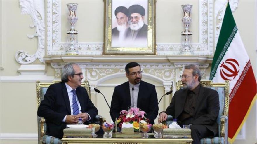 El presidente de la Asamblea Consultiva Islámica de Irán (Mayles), Ali Lariyani (dcha.), se reúne con Dirk Van der Maelen, miembro de alto rango de la Asamblea Parlamentaria de Bélgica (izqda.), en Teherán, capital iraní, 2 de octubre de 2016.