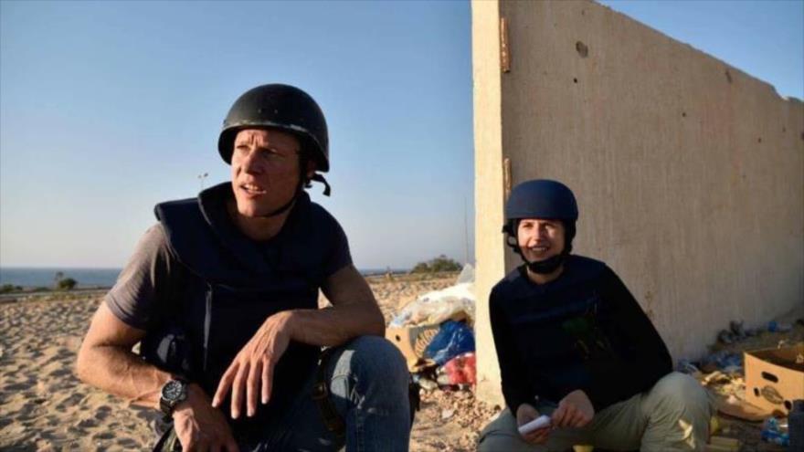 Jeroen Oerlemans (izda.), un fotoperiodista holandés muerto en Libia a causa de las heridas del impacto de una bala disparada por un francotirador de Daesh.