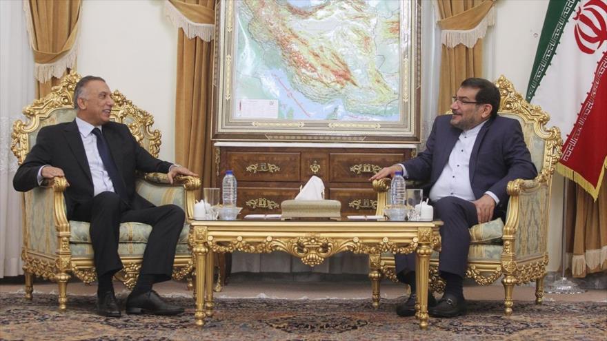 El secretario del Consejo Supremo de Seguridad Nacional de Irán, Ali Shamjani (dcha.), se reúne con el jefe del Servicio de Inteligencia Nacional de Irak, Mostafa al-Kadhimi, en Teherán, capital de Irán, 2 de octubre de 2016.