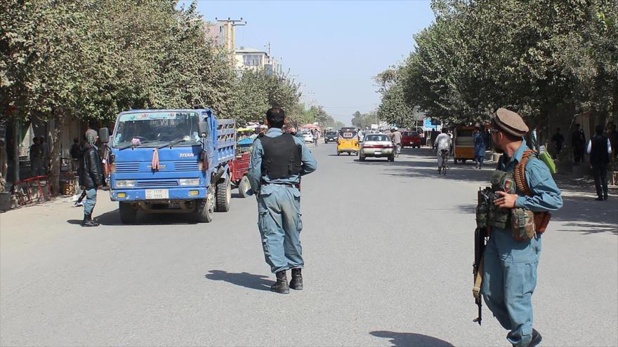 Policías afganos detienen vehículos en la ciudad de Kunduz (norte de Afganistán), 3 de octubre de 2016.