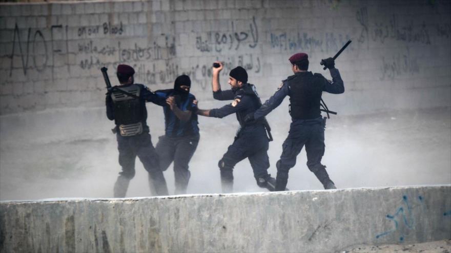 Policías bareiníes atacan a un manifestante durante una manifestación contra el régimen de los Al Jalifa, 14 de agosto de 2013.