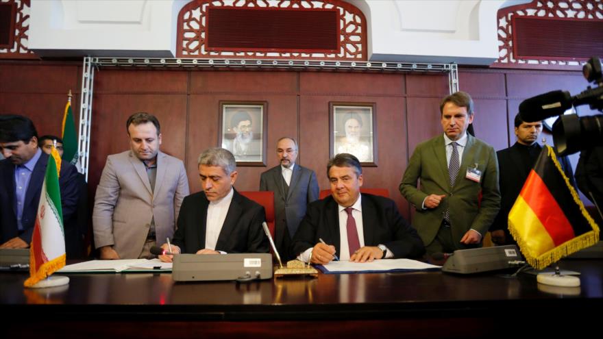 El ministro de Economía y Energía de Alemania, Sigmar Gabriel (3º desde dcha) y el ministro iraní de Economía y Hacienda, Ali Tayebnia (3º desde izda) firman acuerdos de cooperación entre Teherán y Berlín. Fuente: AFP