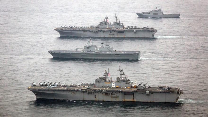 Buque de asalto anfibio USS Bonhomme Richard LHD-6 (abajo) y el buque de guerra USS Boxer LHD-4 (segundo desde arriba) de la Armada de EE.UU. participan en una maniobra conjunta con la Fuerza Naval de Corea del Sur en la costa sureste del territorio surcoreano, 9 de marzo de 2016. 