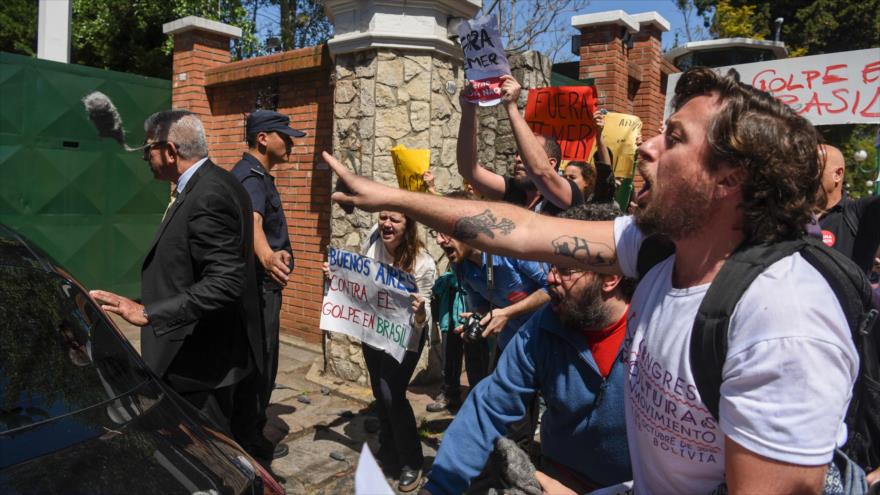 Brasileños residentes de Argentina protestan contra la visita del presidente de su país, Michel Temer a Argentina, 3 de octubre de 2016.