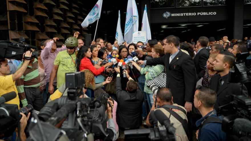 La canciller venezolana, Delcy Rodríguez, habla con los periodistas después de presentar una denuncia contra el presidente de la Asamblea Nacional, Henry Ramos Allup, ante la Fiscalía General, Caracas, 3 de octubre 2016.