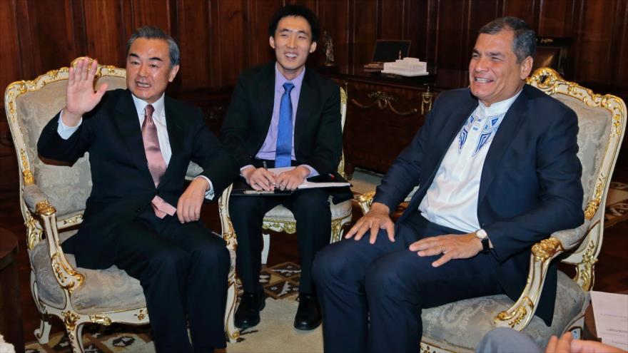 El ministro de Asuntos Exteriores chino, Wang Yi (izda.) se reúne con el presidente de Ecuador, Rafael Correa (dcha.), en Quito, 3 de octubre de 2016.