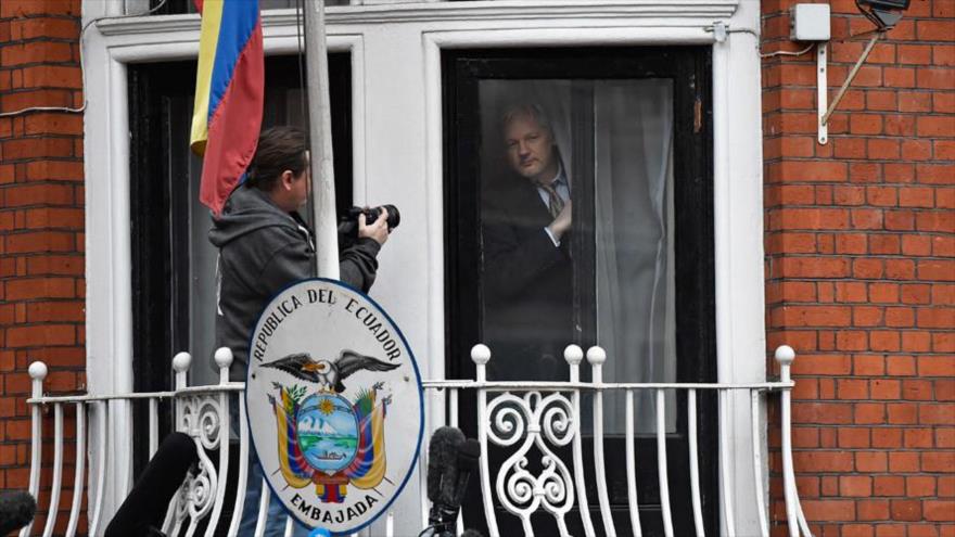 El fundador de Wikileaks, Julian Assange, se ve a través de la ventana en el balcón de la embajada ecuatoriana en el centro de Londres (capital británica).