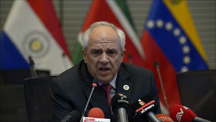 El secretario general de la Unión de Naciones Suramericanas (UNASUR), Ernesto Samper, habla sobre el acuerdo con las Fuerzas Armadas Revolucionarias de Colombia (FARC) durante una conferencia de prensa en Quito, capital de Ecuador, 29 de agosto de 2016.