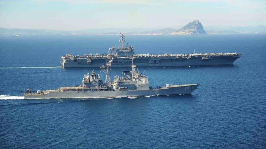 Buques de guerra de la Marina de EE.UU. navegan en el mar Mediterráneo.