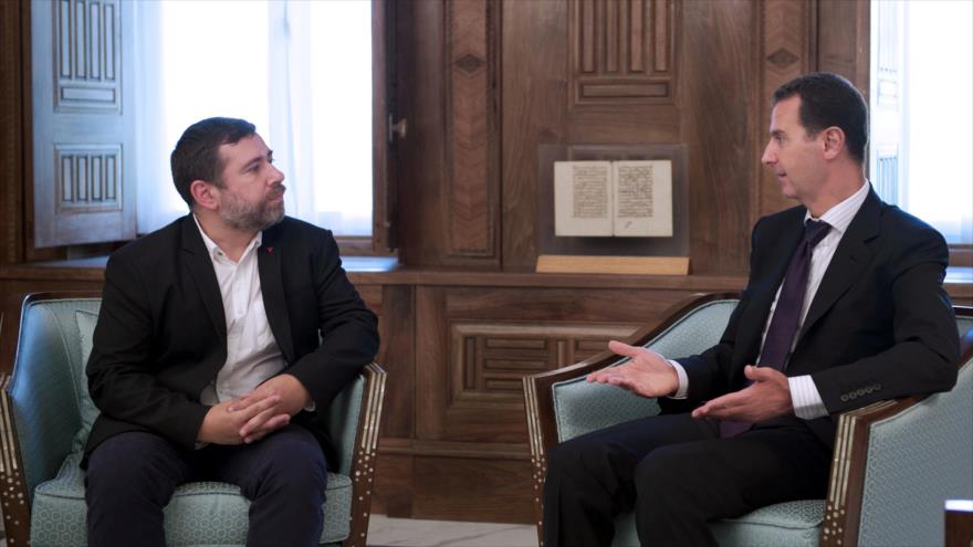 El presidente de Siria, Bashar al-Asad (dcha.), se reúne con el vicepresidente de la Comisión de Asuntos Exteriores del Parlamento Europeo, Javier Couso, en Damasco (capital siria), 10 de julio de 2016.
