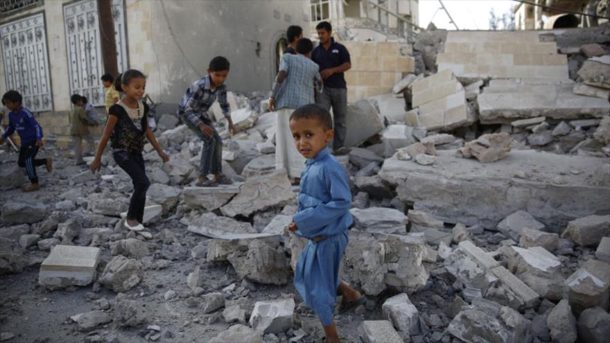 Niños yemeníes juegan entre los escombros de edificios destruidos por los bombardeos de la coalición liderada por Arabia Saudí.