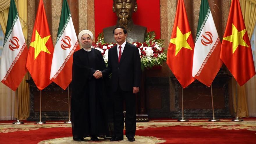 El presidente iraní, Hasan Rohani (izda.) saluda a su homólogo vietnamita, Tran Dai Quangen (dcha.) durante un encuentro mantenido en Hanoi, capital de Vietnam. 6 de octubre de 2016