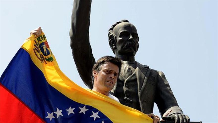 El opositor Leopoldo López debajo de la estatua de José Martí, en Caracas, la capital venezolana, antes de ser detenido por las autoridades de este país, 18 de febrero de 2014.