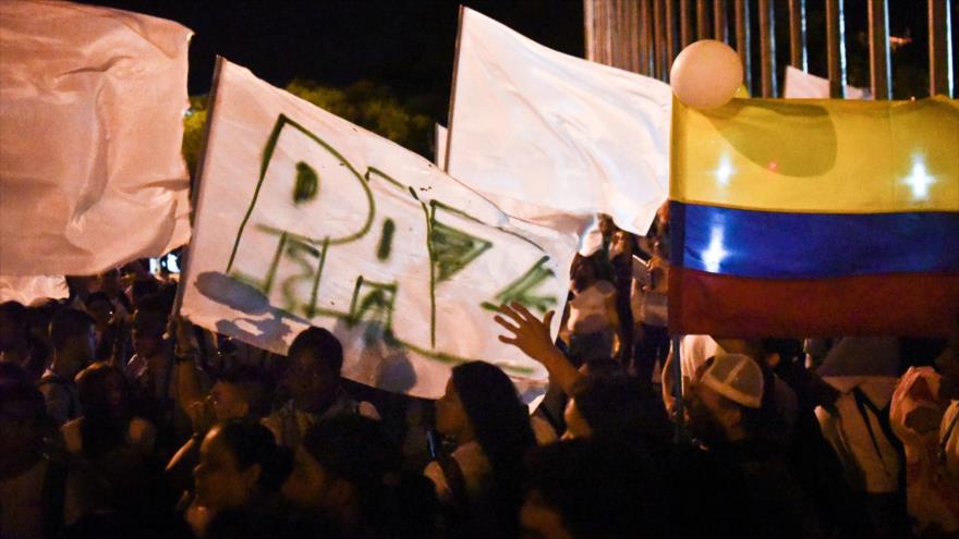Los colombianos se reúnen en Bogotá (la capital colombiana) para mostrar su apoyo al acuerdo de paz entre el Gobierno y las Fuerzas Armadas Revolucionarias de Colombia (FARC), 5 de octubre de 2016.