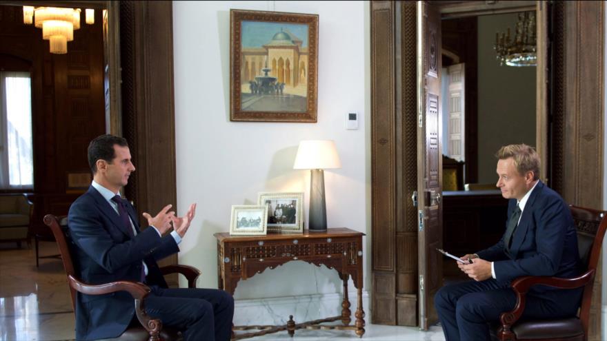 El presidente sirio, Bashar al-Asad (izda.), durante una entrevista con el Canal 2 danés, 6 de octubre de 2016.