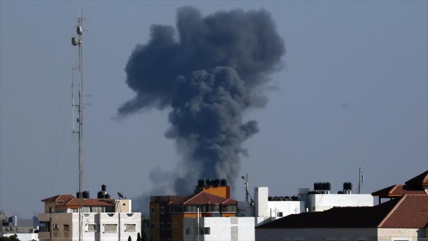 Se eleva una columna de humo tras el ataque del ejército israelí contra el este de la Franja de Gaza, 5 de octubre de 2016.