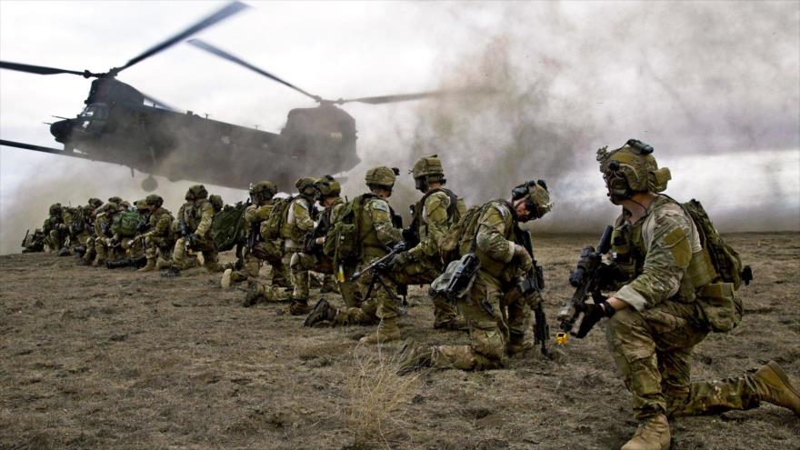 Efectivos del Ejército estadounidense en medio de una maniobra militar.