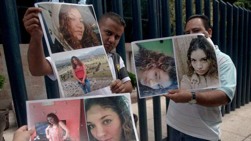 Familiares de los desaparecidos en el Heaven protestan en la procuraduría General de la República (PGR) de México.