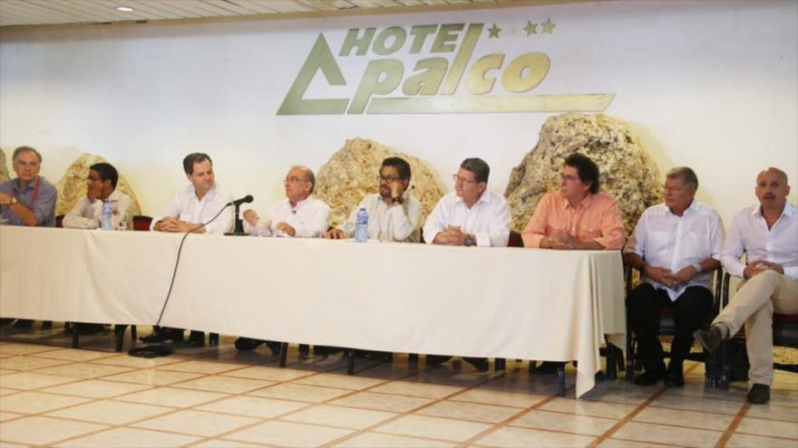 Las delegaciones del Gobierno de Bogotá y la guerrilla FARC, en La Habana, capital de Cuba, después de una reunión con los países garantes y con el Jefe de la Misión Especial de la Organización de las Naciones Unidas (ONU) en Colombia, Jean Arnault, 7 de octubre de 2016.