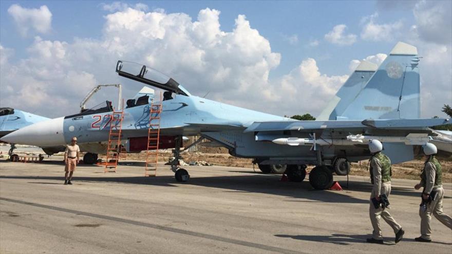 Técnicos militares rusos en la base aérea Hmeimim, en la provincia siria de Latakia (noroeste).
