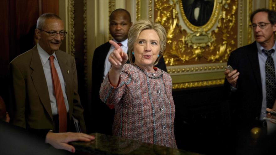 La candidata demócrata a la Presidencia de EE.UU., Hillary Clinton, junto con su jefe de campaña electoral, John Podesta (izda.), tras una reunión con los senadores demócratas en el Capitolio de Washington (capital), 14 de julio de 2016.