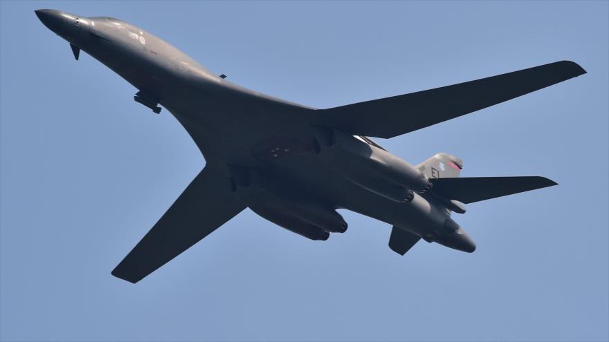 Un bombardero estratégico súper maniobrable B-1B Lancer de EE.UU. sobrevuela la base aérea estadounidense de Osan, situada en la ciudad de Pyeongtaek, 43 millas al sur de Seúl, capital surcoreana, 13 de septiembre de 2016.