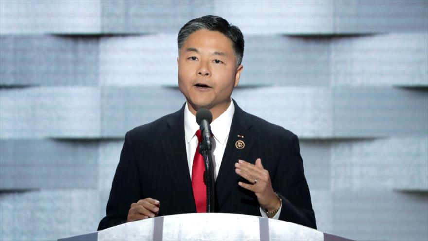 El representante demócrata de California, Ted Lieu, ofrece un discurso en el cuarto día de la Convención Nacional Demócrata (CND) en Filadelfia (Pensilvania), 28 de julio de 2016.