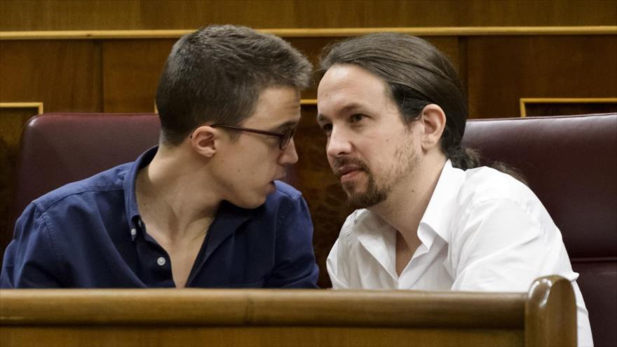 El secretario general de Podemos, Pablo Iglesias (dcha.), junto a su número dos, Iñigo Errejón, durante un pleno de investidura en el Congreso de los Diputados en Madrid, la capital de España.