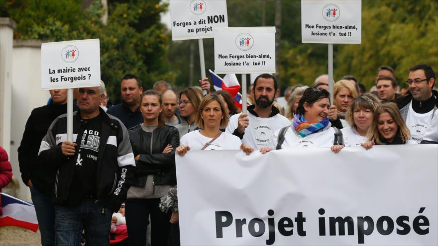 Los franceses protestan contra la creación de un refugio para migrantes en Forges les Bains, en las afueras de París, 8 de octubre de 2016.