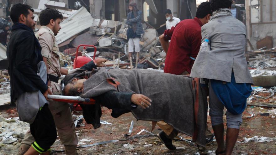 Yemeníes y equipos de rescate auxilian a las víctimas tras ataques aéreos perpetrados por cazas saudíes en Saná, la capital de Yemen, 8 de octubre de 2016.