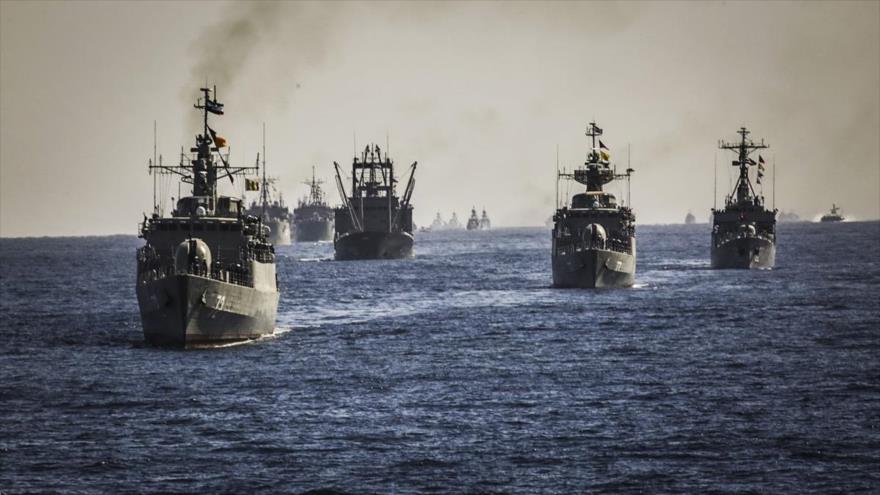 Buques de guerra de la Armada iraní durante un ejercicio en las aguas del Golfo Pérsico. 