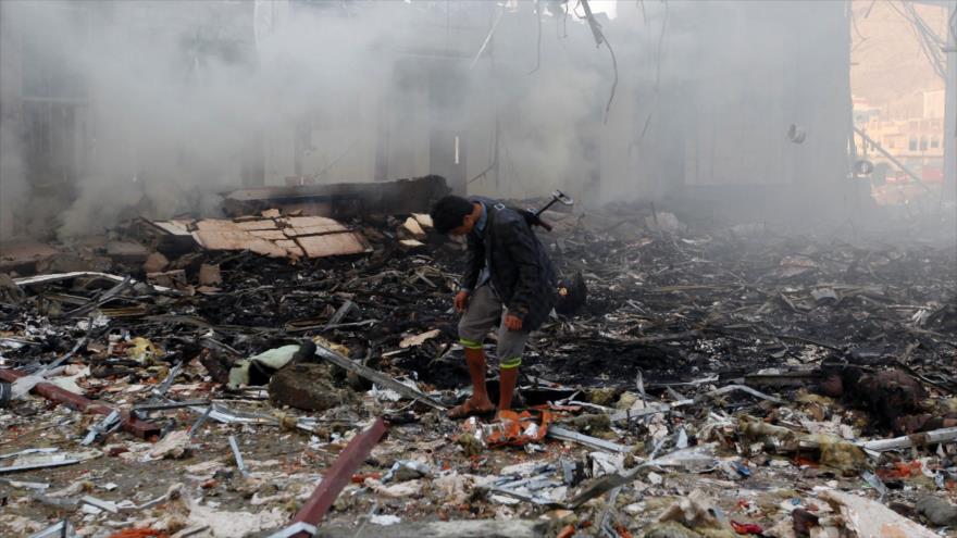 Un yemení inspecciona los escombros de un edificio destruido después de ataques aéreos perpetrados por cazas saudíes en Saná, la capital de Yemen, 8 de octubre de 2016.