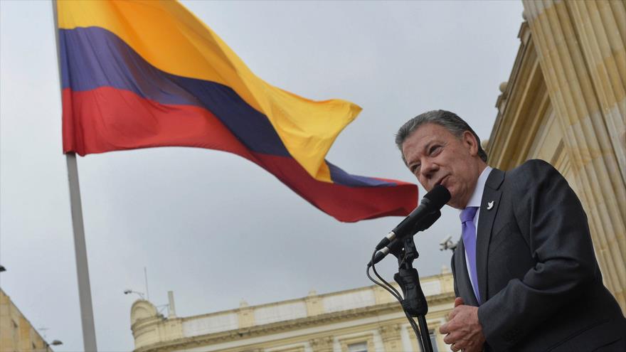 El presidente de Colombia, Juan Manuel Santos, habla ante los medios de comunicacinón tras haber sido galardonado con el premio Nobel de la Paz, Bogotá, 7 de octubre de 2016.