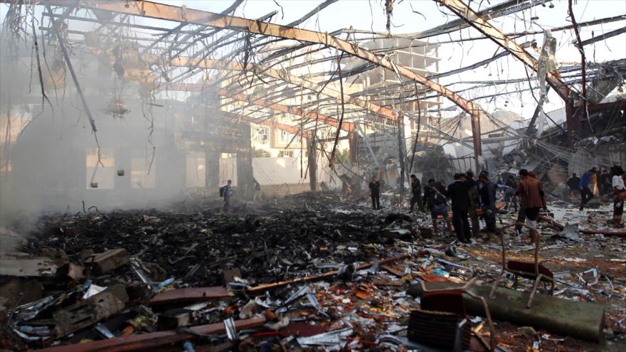Yemeníes y equipos de rescate auxilian a las víctimas tras ataques aéreos perpetrados por cazas saudíes contra un funeral en Saná, capital de Yemen, 8 de octubre de 2016.