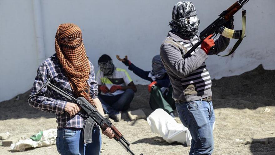 Miembros del Partido de los Trabajadores del Kurdistán (PKK) se encuentran detrás de una barricada durante los enfrentamientos con las fuerzas turcas, 28 de septiembre de 2015.