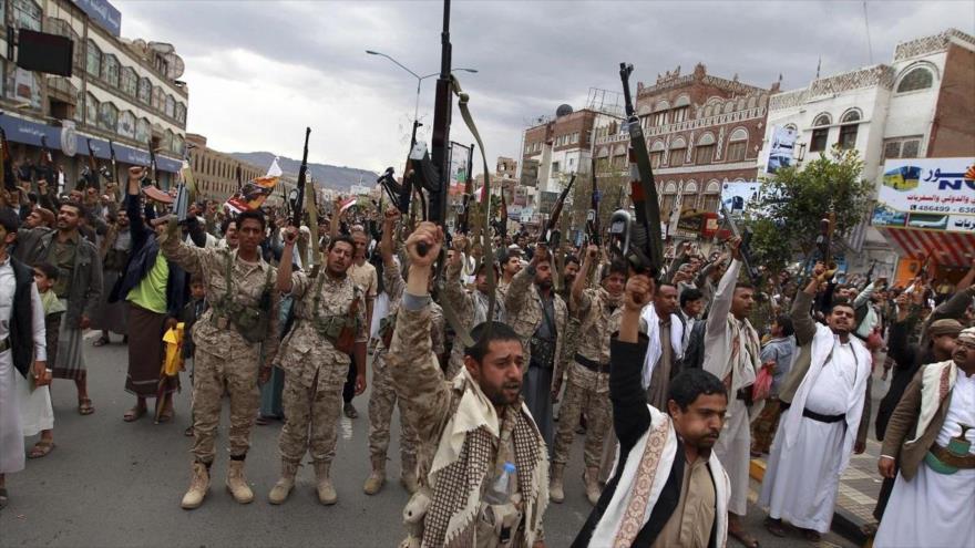 Partidarios del movimiento popular yemení Ansarolá, alzan sus armas en las calles de la capitalina ciudad de Saná en protesta a la agresión de Arabia Saudí y sus aliados, marzo de 2015.