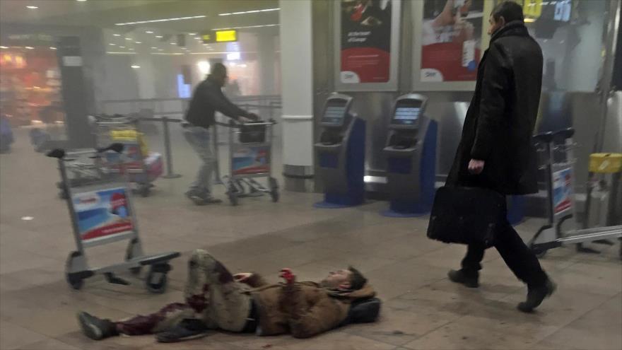 Hombre herido se encuentra en el suelo tras un ataque suicida en el aeropuerto de Zaventem en Bruselas, reivindicado por el grupo terrorista EIIL (Daesh, en árabe), 22 de marzo de 2016.