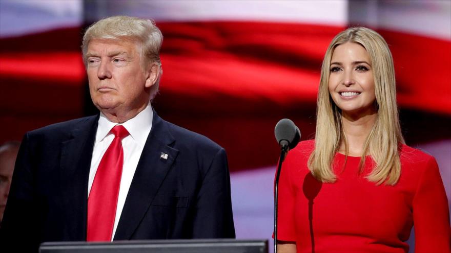 El candidato republicano a la presidencia de EE.UU., Donald Trump y su hija Ivanka controlan la pantalla con el discurso del aspirante y el funcionamiento de los micrófonos, en un acto celebrado el julio en Cleveland, noreste de EE.UU.