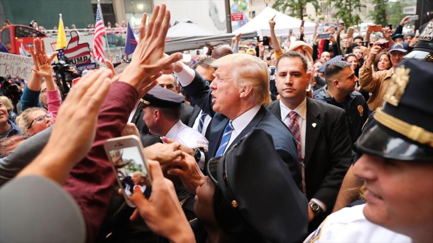 El candidato republicano a la Presidencia estadounidense, Donald Trump, saluda a sus simpatizantes en Nueva York, en el noreste del país, 8 de octubre de 2016.