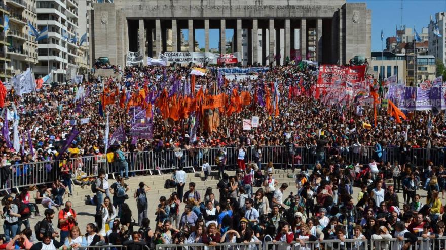 Miles de mujeres unidas contra la violencia de género y las diferencias sociales participan en el XXXI Encuentro Nacional de Mujeres en la ciudad argentina de Rosario, 8 de Octubre de 2016.