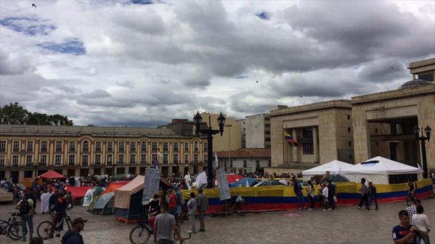 Estudiantes, voceros de grupos indígenas y otros ciudadanos colombianos activan un campamento en la plaza Bolívar de Bogotá, que forma parte de la iniciativa Paz a la calle, 9 de octubre de 2016.