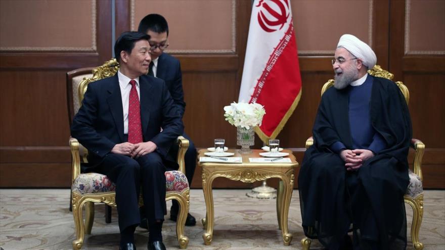 El presidente iraní, Hasan Rohani (dcha.), en una reunión con el vicepresidente chino, Li Yuanchao, en el marco de la cumbre del Diálogo para la Cooperación de Asia (ACD, por sus siglas en inglés) en Tailandia, 9 de octubre de 2016.