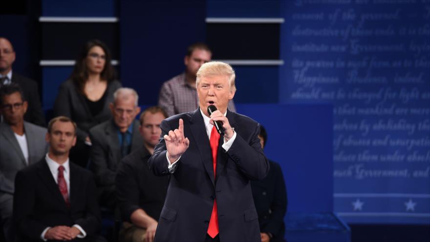 El candidato presidencial estadounidense republicano Donald Trump en el segundo debate electoral celebrado en la Universidad de Washington en St. Louis (Misuri), 9 de octubre de 2016.