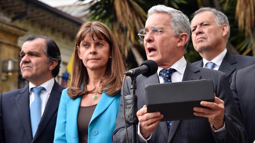 El expresidente colombiano Álvaro Uribe (segundo a la derecha) habla durante una conferencia de prensa después de una reunión con el presidente de Colombia, Juan Manuel Santos, en el Palacio presidencial de Nariño en Bogotá (capital), 5 de octubre 2016.