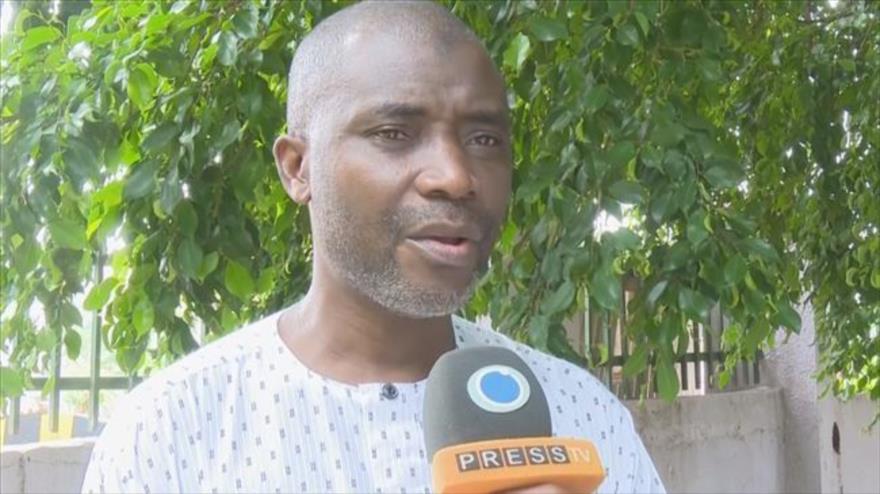 El portavoz del Movimiento Islámico de Nigeria (IMN, por sus siglas en inglés), Ibrahim Musa, habla con el corresponsal de la cadena iraní en lengua inglesa Press TV.