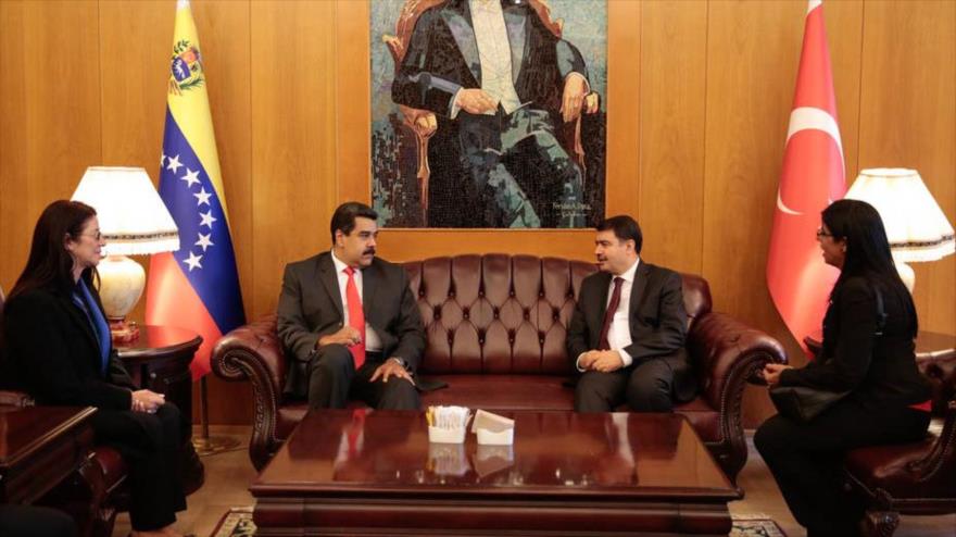 El presidente venezolano, Nicolás Maduro (izda.), durante una reunión con el gobernador de la ciudad turca de Estambul (oeste), Vasip Sahin, 9 de octubre de 2016.